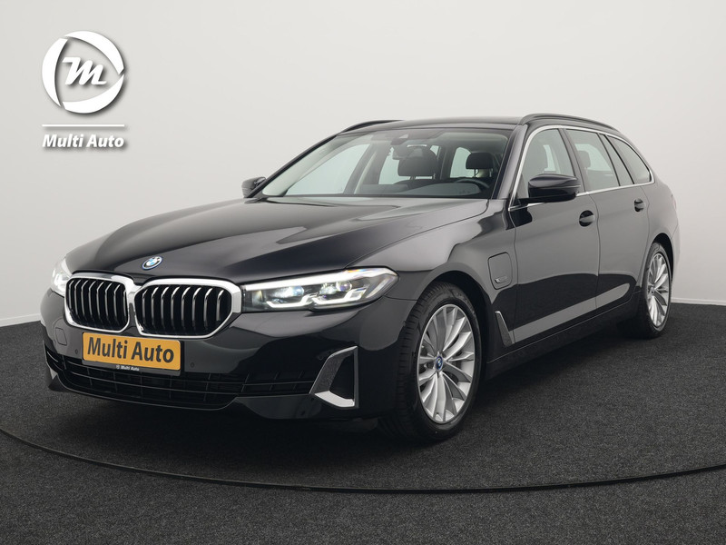 BMW 5-serie Touring 530e Luxury Line Plug In Hybrid 294pk Dealer O.H PHEV | Trekhaak Af Fabriek | Panodak | Camera | Lederen Sportstoelen Memory & Verwarmd | Apple Carplay | Cruise Control | Navigatie | Virtual | DAB |