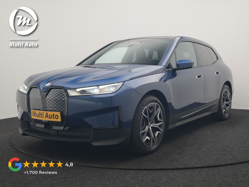 BMW iX xDrive40 Excellence 77 kWh 327pk | SOH 96,9% | Trekhaak Af Fabriek | Panodak Sky Lounge | Adaptive Cruise | Head Up | 360 Camera | Harman / Kardon | Lederen Sportstoelen & Stuur Verwarmd | Sfeerverlichting | BLIS | Keyless |