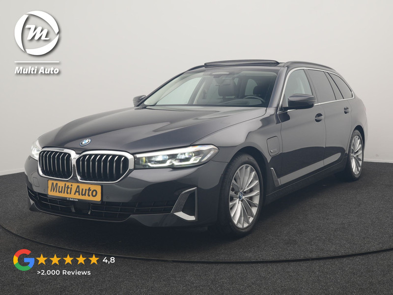 BMW 5-serie Touring 530e Luxury Line PHEV 293pk Dealer O.H. | Trekhaak Af Fabriek | Panodak | Adaptive Cruise | Head Up | Camera | Lederen Sportstoelen Verwarmd | Sfeerverlichting | Apple Carplay | BLIS | Navigatie | DAB | Plug In Hybrid |
